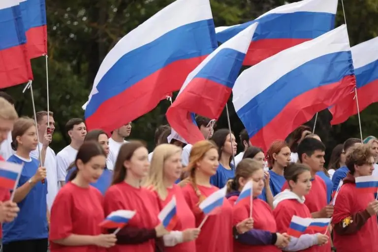 Патриотическая акция ко Дню Государственного флага прошла в парке Дружбы