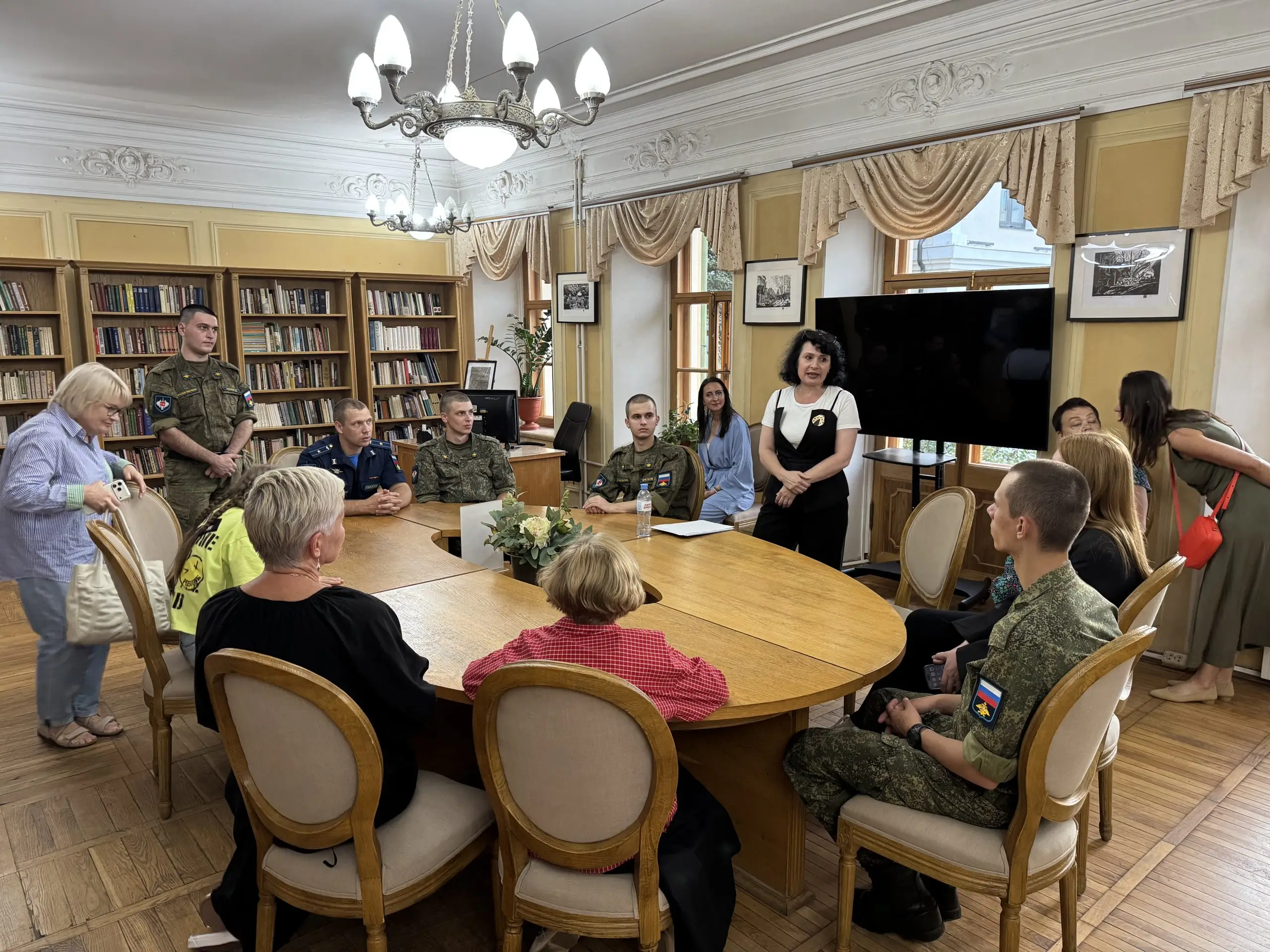 Военные, семьи участников СВО и волонтёры запада Москвы посетили экскурсию в библиотеке имени А.С. Пушкина