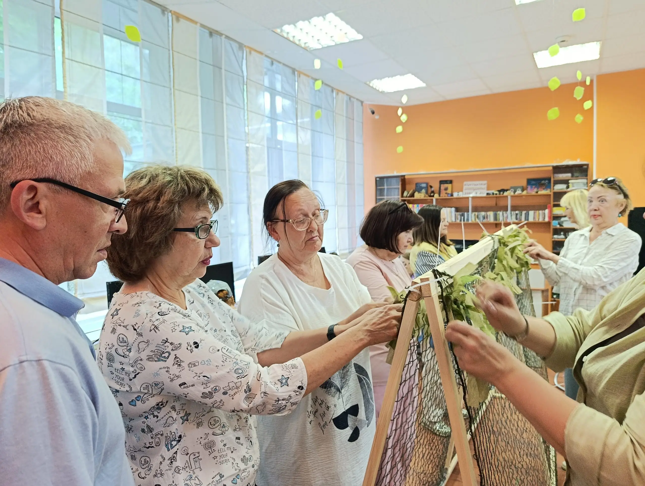 На западе Москвы жители и волонтёры изготавливают маскировочные сети для нужд СВО