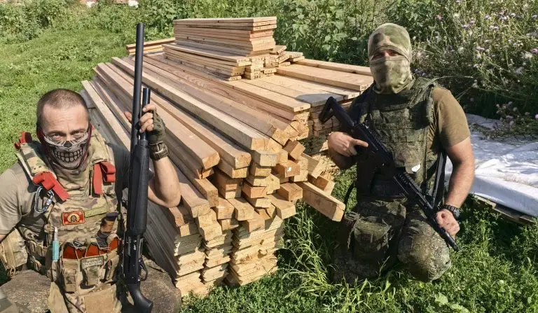 Около двух тонн стройматериалов передали на передовую жители запада Москвы