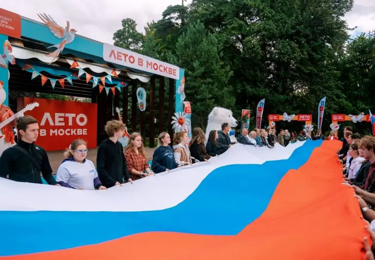 В парке «Сосенки» прошёл флешмоб и спортивно-патриотический забег «Под флагом России — вызов сильных»