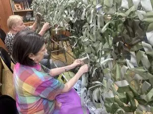На западе Москвы жители и волонтёры изготавливают маскировочные сети для нужд СВО