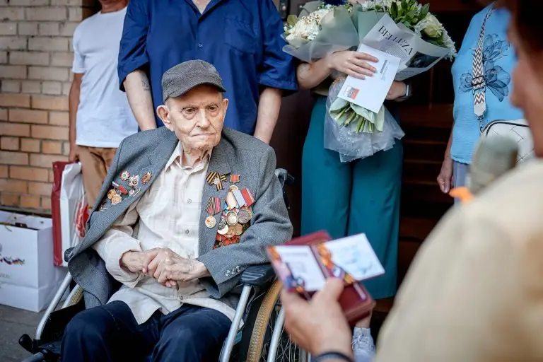 Ветерана Центрального округа столицы поздравили со столетним юбилеем