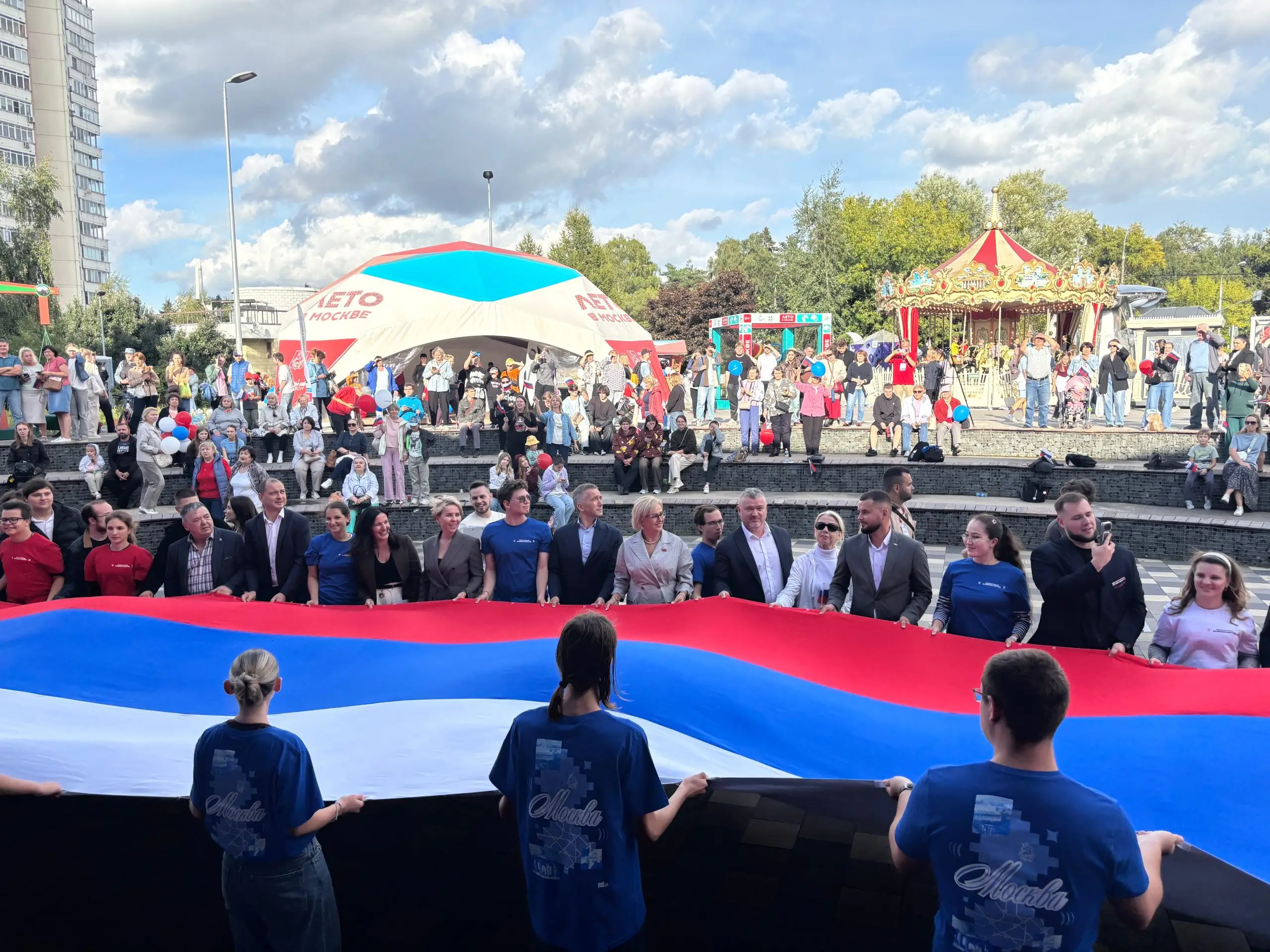 В Москве состоялся патриотический фестиваль, посвященный Дню Государственного флага России