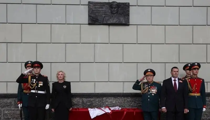 По инициативе «Женского движения Единой России» Москвы в Хабаровске открыли мемориальную доску Герою России Геннадию Жидко