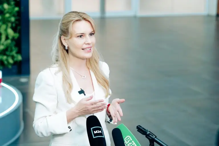 Сенатор Дарья Лантратова посетила Общественный центр наблюдения за выборами в Москве
