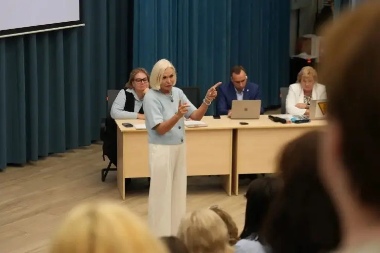 Ирина Белых обсудила с педагогами школы № 1474 подготовку к новому учебному году