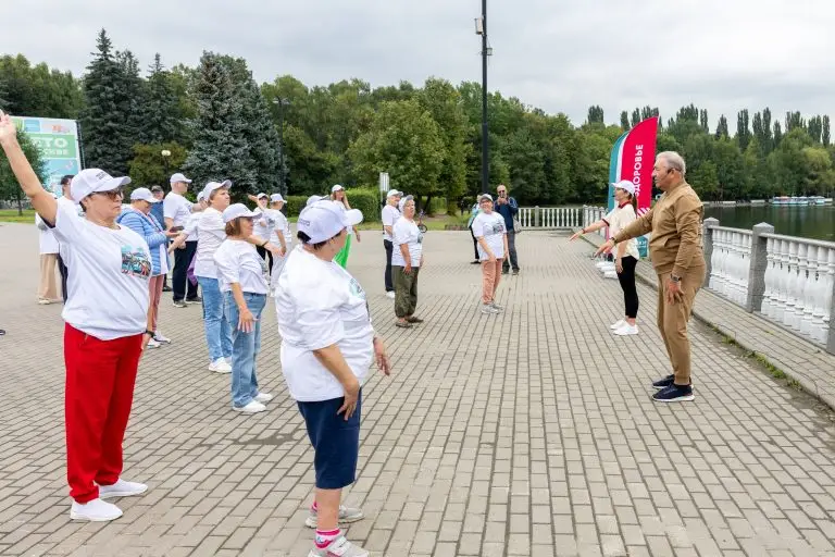 Заслуженный тренер России Владислав Третьяк провел тренировку «Зарядку долголетия» в Измайловском парке
