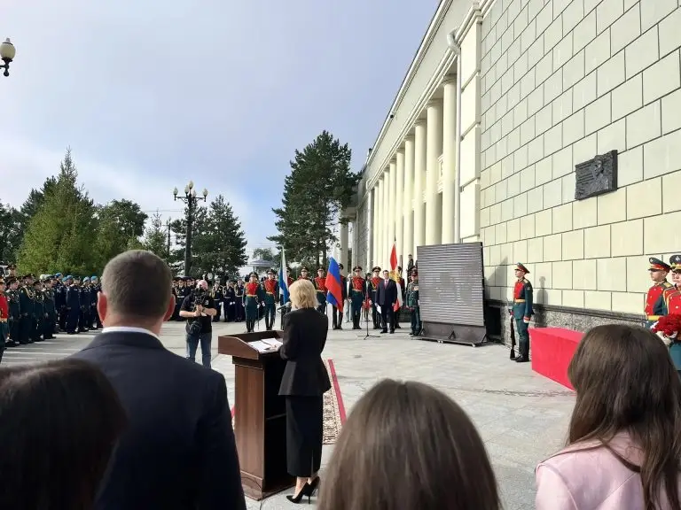По инициативе «Женского движения Единой России» Москвы в Хабаровске открыли мемориальную доску Герою России Геннадию Жидко