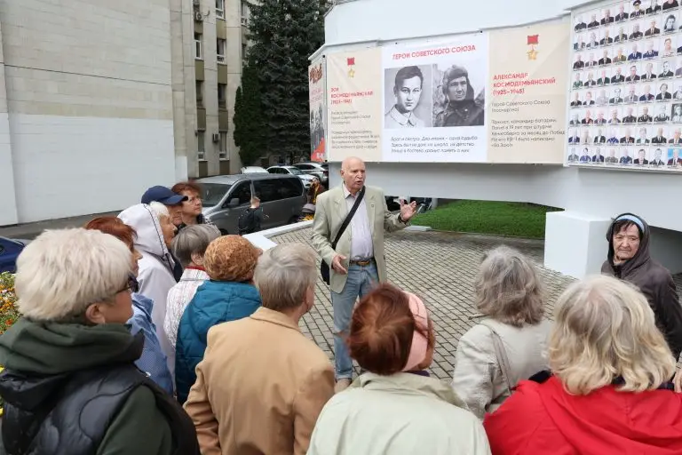 Более 400 фотографий участников Великой Отечественной войны разместили на обновленной Стене Памяти в районе Коптево