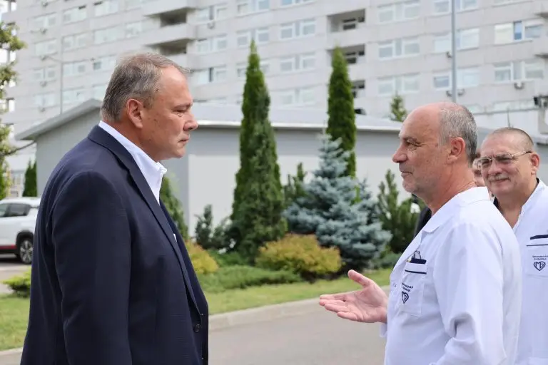 Заместитель председателя Госдумы Петр Толстой посетил госпиталь ветеранов войн в Выхино-Жулебино