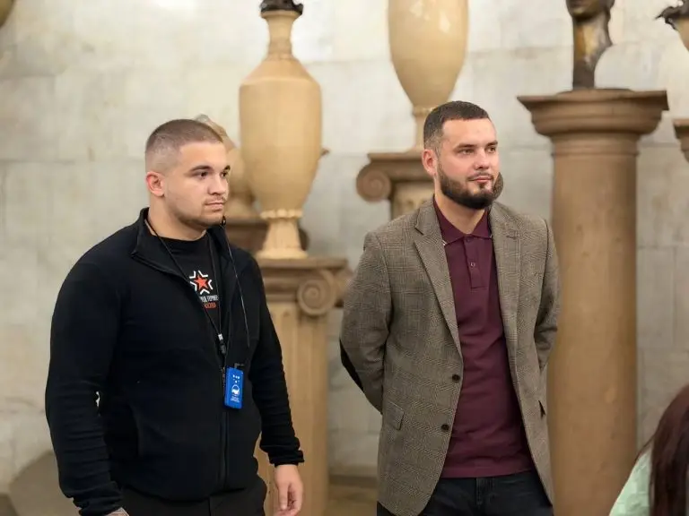 Экскурсию по метро провели для ветеранов СВО в рамках проекта «Мост поколений»