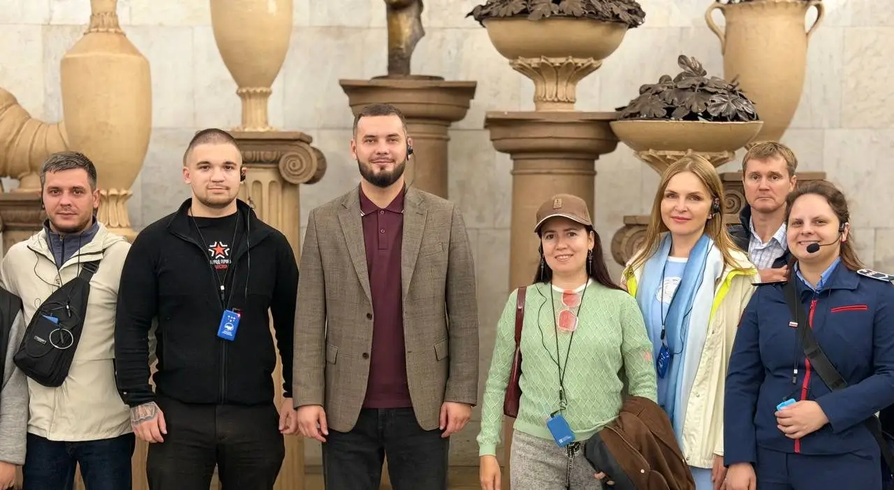 Экскурсию по метро провели для ветеранов СВО в рамках проекта «Мост поколений»