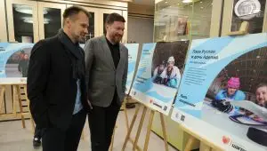 В Мосгордуме открылась фотовыставка «Папы рядом» о семьях юных игроков в адаптивный хоккей