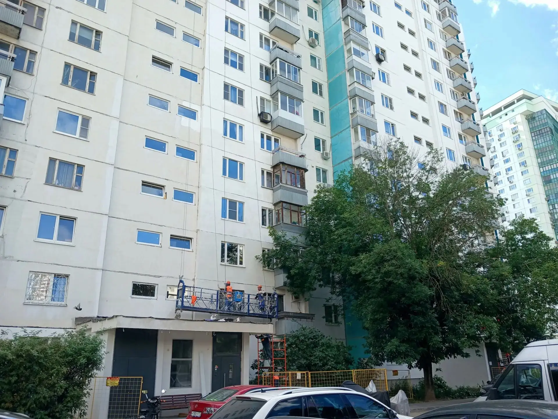 Родион Газманов взял на контроль ремонт квартиры москвича, пострадавшей при замене кровли