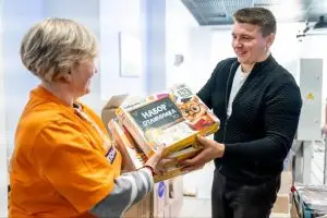 Максим Джетыгенов передал школьные принадлежности для детей из новых регионов