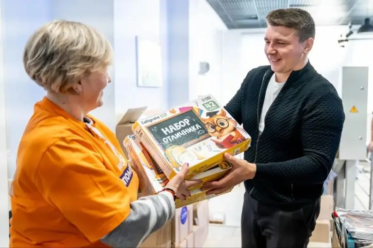 Максим Джетыгенов передал школьные принадлежности для детей из новых регионов